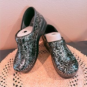 Dansko Professional clogs in a Metallic Rose Patent Leather finish. Size 9/9.5